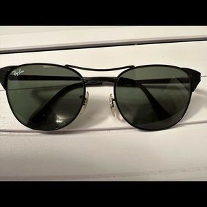 Black frame Ray-Ban Signet style Unisex Sunglasses.